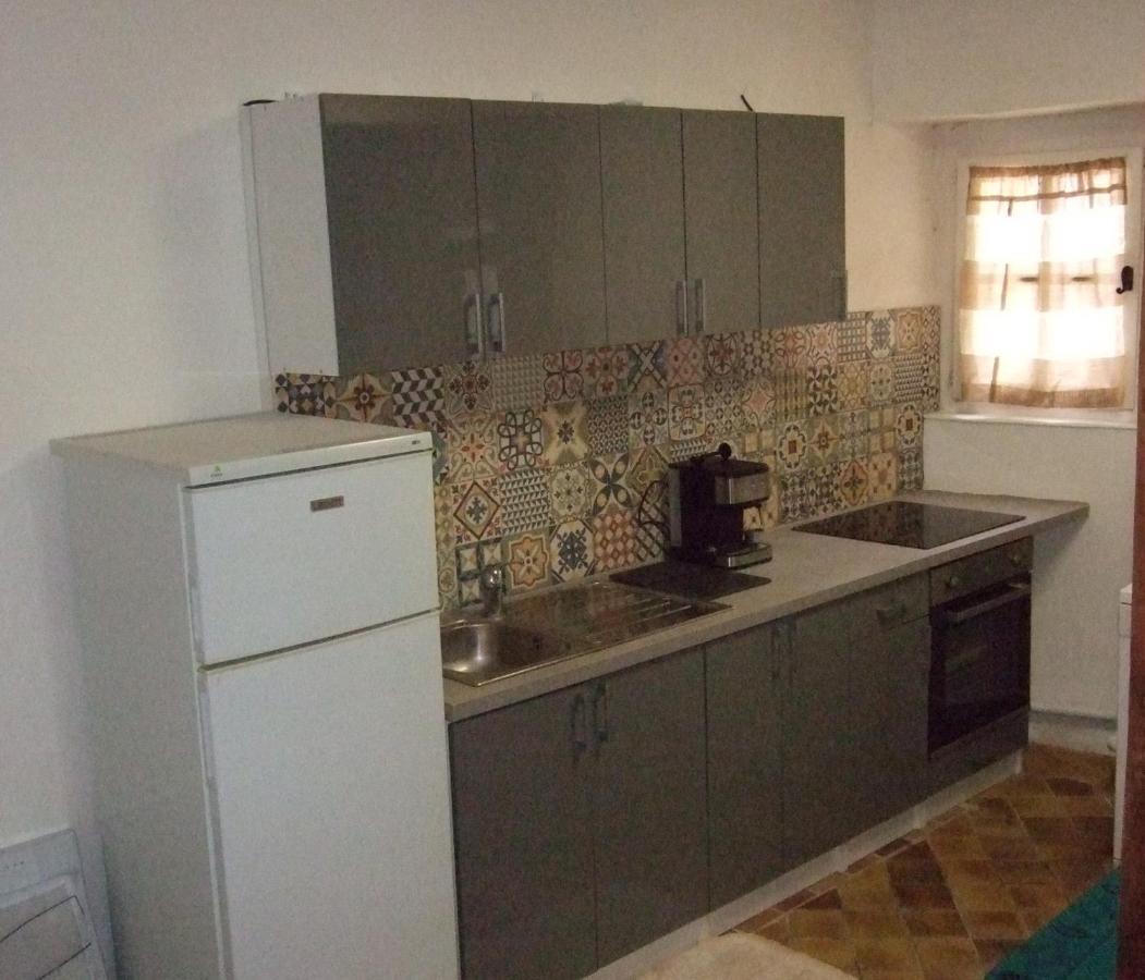 Une Maison Dans Le Village Ribiers Buitenkant foto