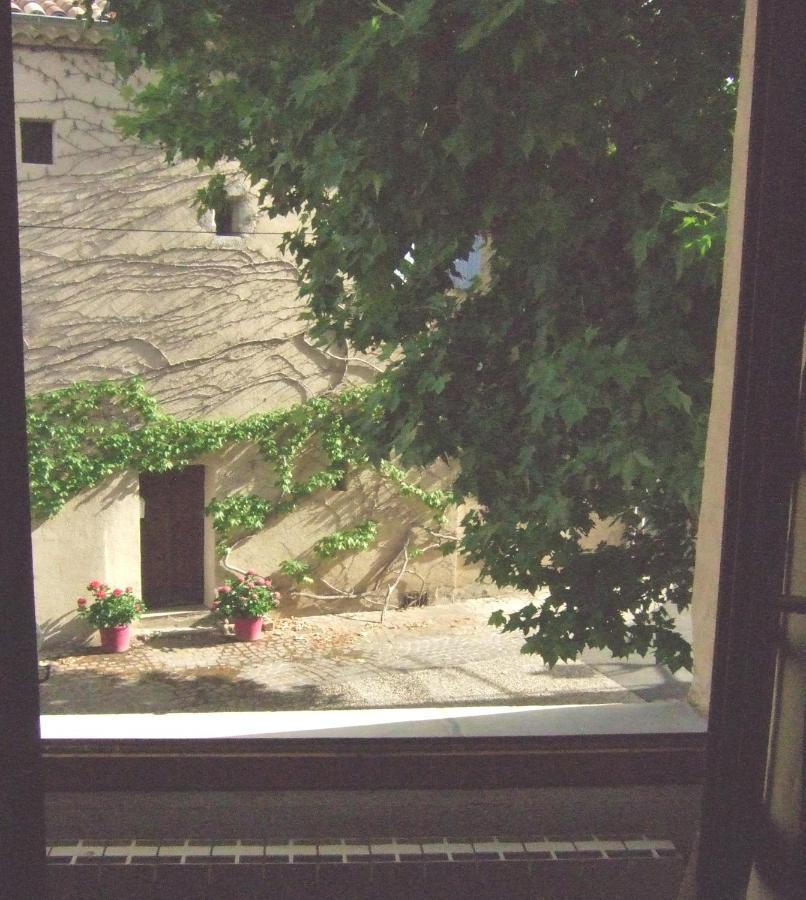 Une Maison Dans Le Village Ribiers Buitenkant foto