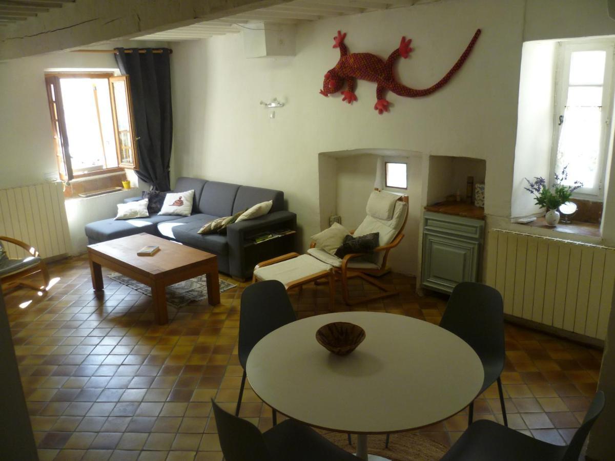Une Maison Dans Le Village Ribiers Buitenkant foto