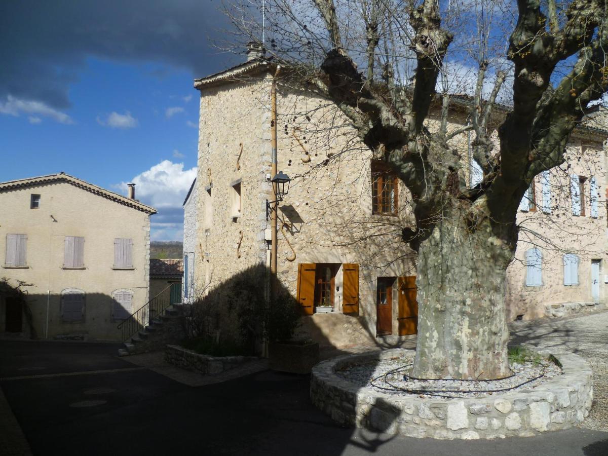Une Maison Dans Le Village Ribiers Buitenkant foto
