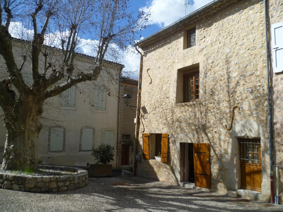 Une Maison Dans Le Village Ribiers Buitenkant foto